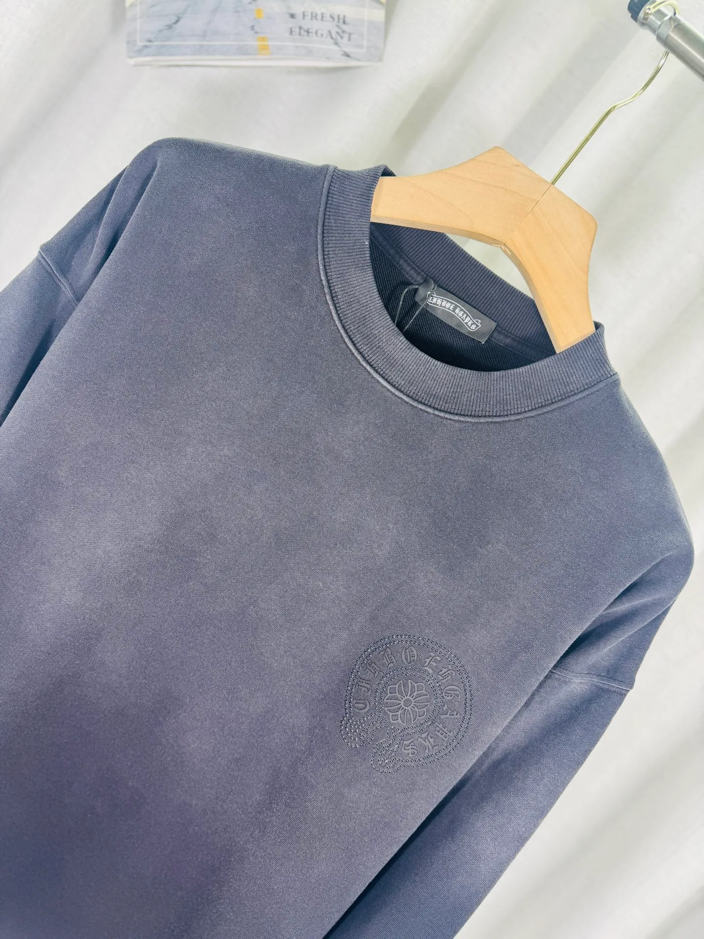 P280 top version, real shot without P, ​​different from market currency) 𝗖𝗵𝗿𝗼𝗺𝗲 𝗛𝗲𝗮𝗿𝘁𝘀/Croxin 2025 Autumn and Winter New Original Single Counter American 3D Rivets and Drill Couple Casual Sweater 👑The highest version! Customized fabric 430g tripe terry fabric! American-style pickled and distressed original fabric, laser-burned flowers, rivets and diamonds, exquisite embroidery of letters! The best-selling model in the counter, very comfortable to wear. Accessories: original molded and authenticated collar label➕100% silk wash label. Genuine purchase-grade original hangtag➕matching hanging rope➕3D hanging beads➕original packaging bag. Craftsmanship: The original version has consistent wiring! The highest version of the armhole matching technique! Color: Pink Black Green Purple Size: S M L XL Style Number: 25-363
